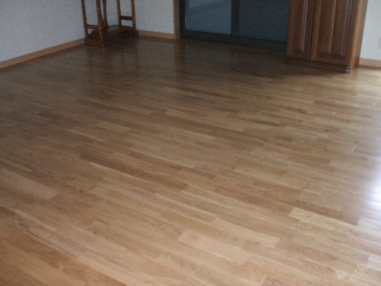 【完成】ダイニングの床材は自然素材のならの無垢材を使用しています。