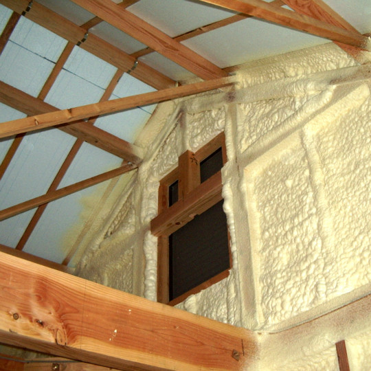 【断熱工事】屋根面はボ－ド状の断熱材を、家を包むように全面に張っていきます。この断熱工事は夏涼しく、冬暖かい家にする重要なポイントです。