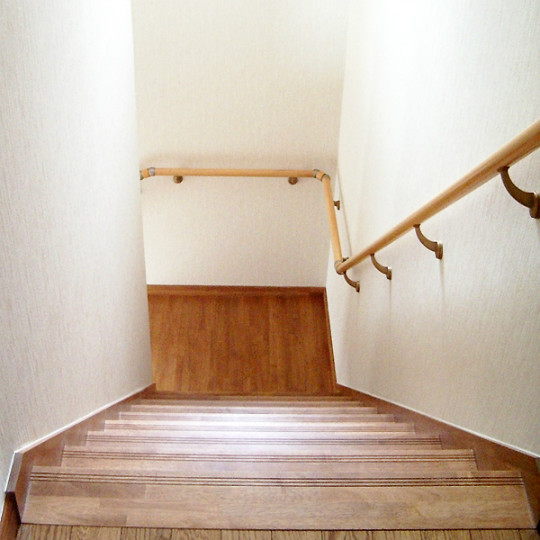 【完成】ゆったりとした階段、手摺は丸くて握りやすいシンプルなものを設置しました。