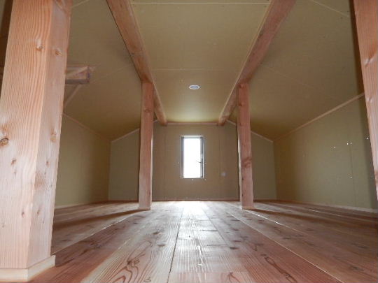 【完成】小屋裏の収納では床には杉板の無垢材、換気設備は温度が２０度になると作動するので夏は涼しく快適な２階にもなります。