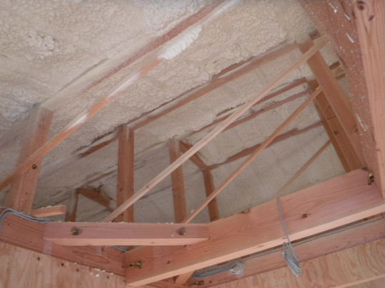 【断熱工事】天井裏に吹付け断熱でしっかり気密化することで、夏涼しく真冬の嫌な底冷をすせぎます。