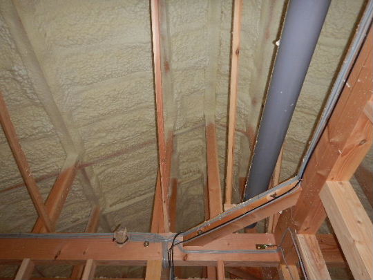 【断熱工事】天井裏に吹付け断熱でしっかり気密化することで、夏涼しく真冬の嫌な底冷をすせぎます。